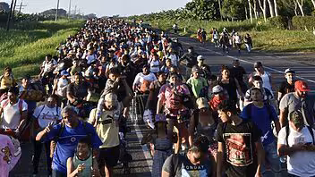 Migrantes cubanos encabezan caravana hacia la frontera sur de Estados Unidos