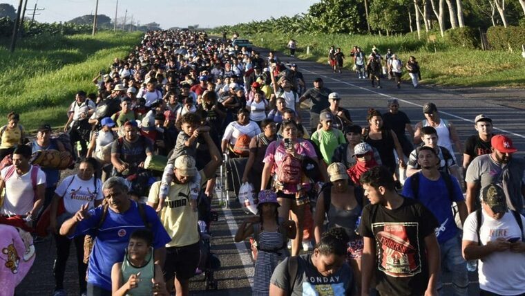 Migrantes cubanos encabezan caravana hacia la frontera sur de Estados Unidos