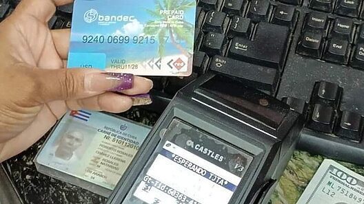 Banco cubano prioriza a quienes saquen tarjetas prepago en dólares