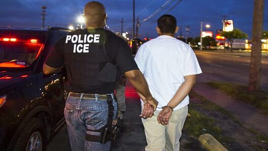 Sí, el ICE confirma que ha arrestado a inmigrantes con papeles en Estados Unidos