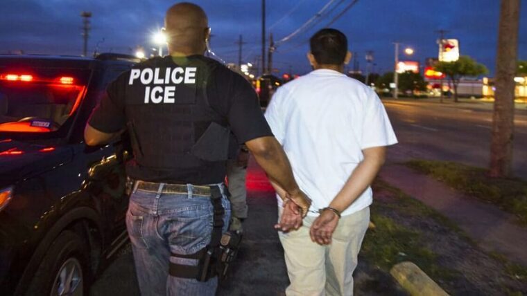 Sí, el ICE confirma que ha arrestado a inmigrantes con papeles en Estados Unidos