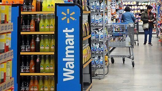 ¿Walmart no necesita a sus clientes latinos? La cadena retira productos hispanos y deja de señalizarlos en sus tiendas