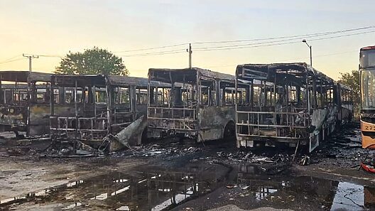 Incendio en terminal de ómnibus en La Habana deja varias guaguas calcinadas