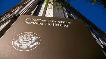 ¿El IRS colabora con ICE? Lo que deben saber los indocumentados sobre sus impuestos