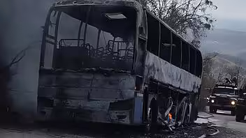 Viral en Cuba: incendio de ómnibus de Transtur que transportaba turistas checos 