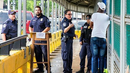 Migrantes que entraron por CBP One pierden citas en corte y enfrentan riesgo de deportación