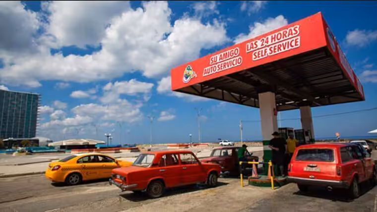 Cuba venderá gasolina especial solo en dólares: aclaraciones sobre tarjetas de combustible y precios