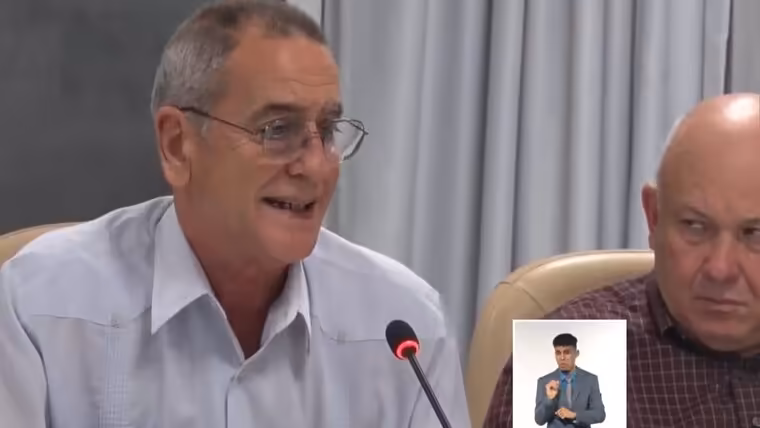 Venta de gasolina en dólares es una medida “temporal”, asegura Ministro de Economía de Cuba