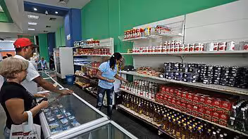Tiendas en dólares del MINCIN favorecen desigualdades en Cuba, según economista