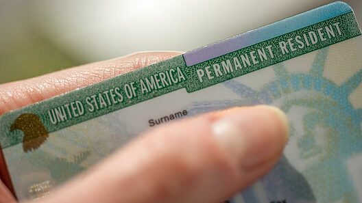 Cubanos lideran las aprobaciones de green cards por ajuste de estatus, según el Pew Research Center