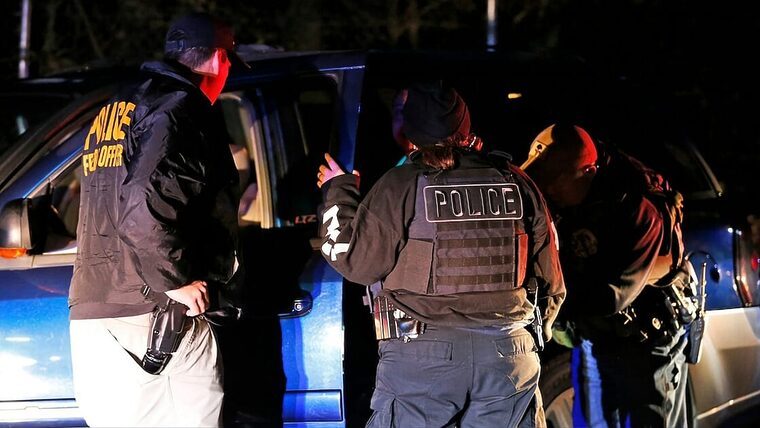 Trump planea detener a familias de inmigrantes completas y enviarlas a prisiones privadas
