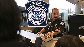 Gobiernos de varios países advierten a sus ciudadanos sobre riesgos de viajar a Estados Unidos tras medidas de Trump