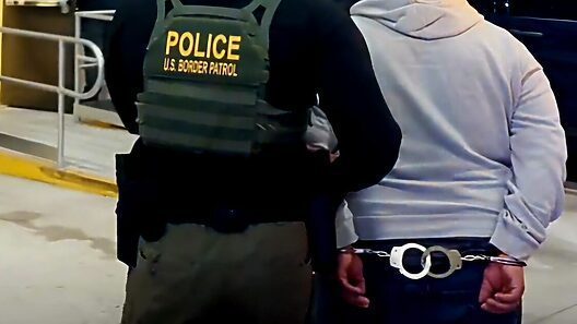 Declarar impuestos podría ser riesgoso para los migrantes: el IRS colaborará con ICE