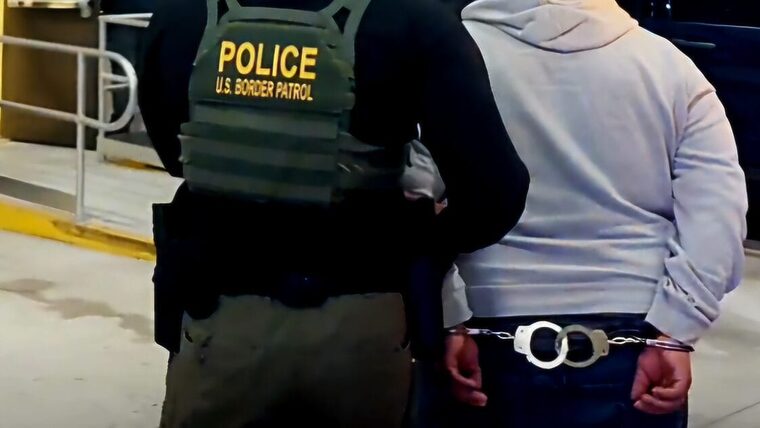 Declarar impuestos podría ser riesgoso para los migrantes: el IRS colaborará con ICE