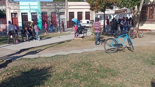 El drama del dinero en efectivo en Cuba: madrugadas de cola en cajeros para quedarse sin billetes