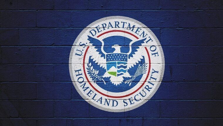 «Deben salir del país»: DHS ordena la salida de beneficiarios del parole sin base legal