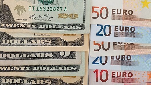 Caída del precio del dólar en el mercado informal de divisas en Cuba