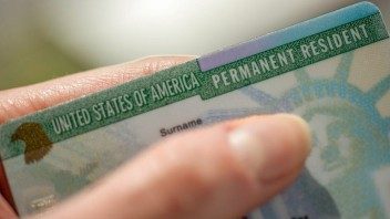 Nueva medida de Trump: suspende procesamiento de Green Cards