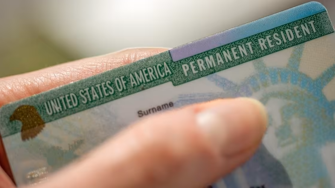 Trump retrocede con polémica medida que amenazaba miles de trámites de green card