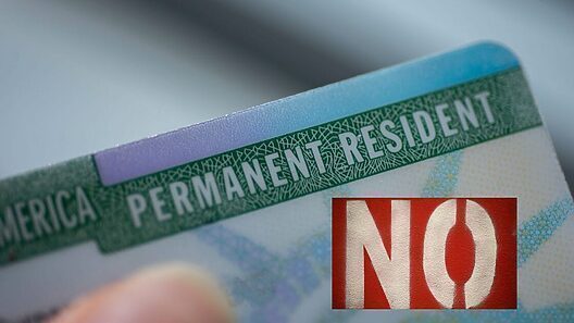 Trump detiene procesamiento de nuevas Green Cards por este motivo. Así se afectan los cubanos