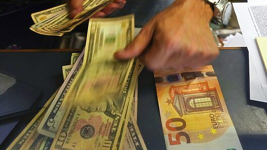 El dólar se desploma frente al euro a nivel internacional. Estas son las tasas de cambio en Cuba hoy