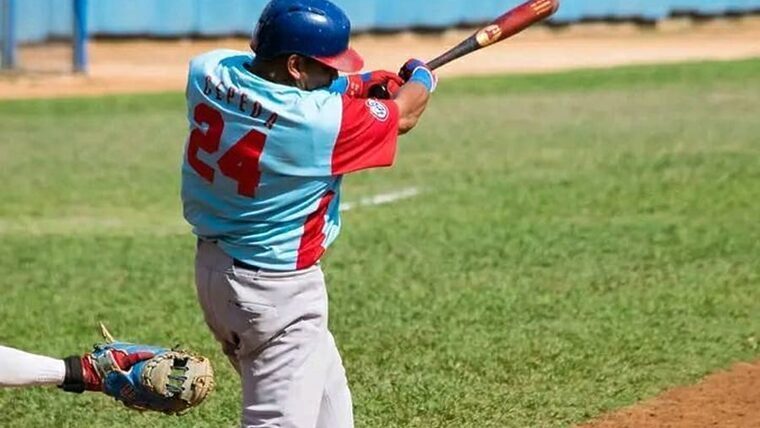 Frederich Cepeda, nuevo recordista de jits en el béisbol cubano