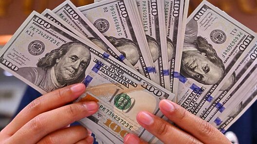 ¿Cuánto cuesta enviar 100 dólares a Cuba? Esto es lo que realmente recibe tu familia en efectivo