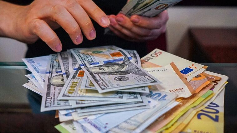 Se hunde el dólar: 100 USD equivalen solamente a 87 euros ¿Qué se espera para las próximas semanas?