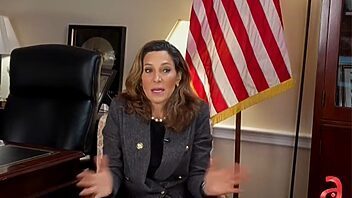 María Elvira Salazar promete defender a los I-220A: “No son ilegales”