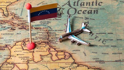 Cubanos tendrán más vuelos desde mayo y facilidades de visado para el turismo de compras en Venezuela