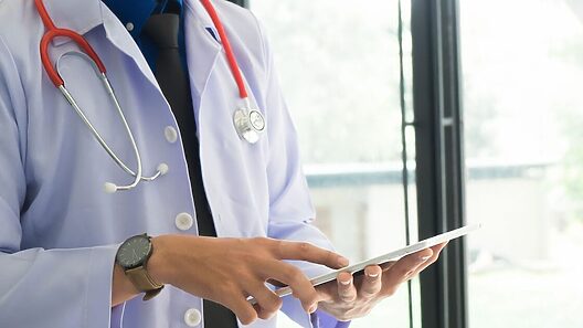 Médicos cubanos en España se quejan de trabas burocráticas en Cuba que los limita para ejercer fuera