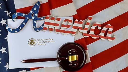 USCIS actualiza política y reconoce solo dos sexos biológicos