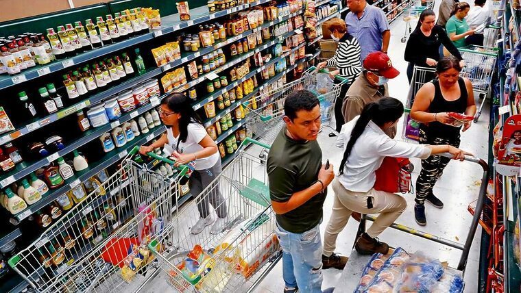 Los estadounidenses tienen menos dinero para gastar desde que llegó Trump. Cada vez hacen menos compras