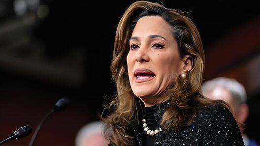 María Elvira Salazar dice estar decepcionada con regla migratoria impulsada por Trump que pone en riesgo de deportación a miles de inmigrantes