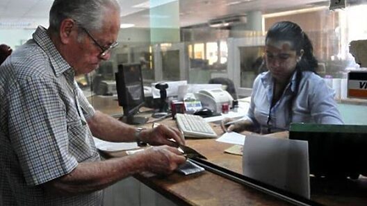Información a jubilados en Cuba sobre cobro en tarjetas magnéticas