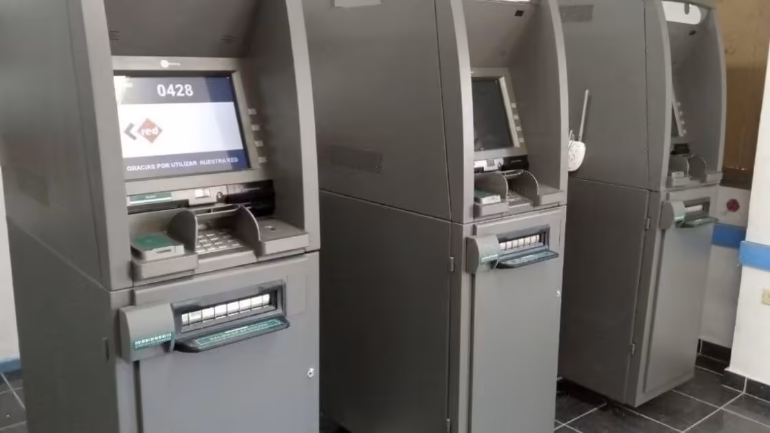 Sin corriente y sin dinero: cubanos reaccionan a apertura de cajeros automáticos