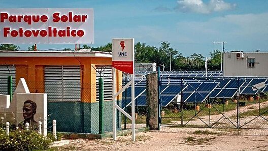 Los parques solares alivian al mediodía, pero los apagones en Cuba no ceden