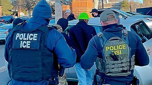 ICE arresta a más de 2.000 inmigrantes indocumentados en un solo día en operativo masivo