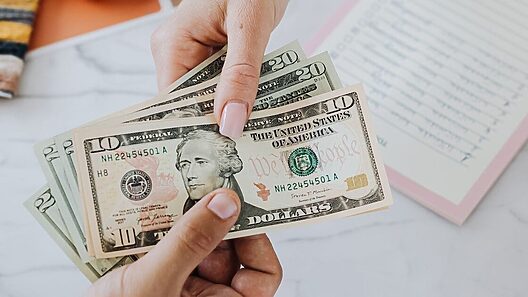 Precios de las divisas en Cuba hoy: dólar roza los 400 pesos en el mercado informal