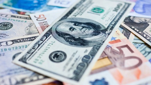 Euro y dólar alcanzan récord histórico en el mercado informal de divisas en Cuba hoy