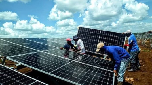 Cuba sigue construyendo parques solares, pero… ¿quién recibe la electricidad? Así viene el verano