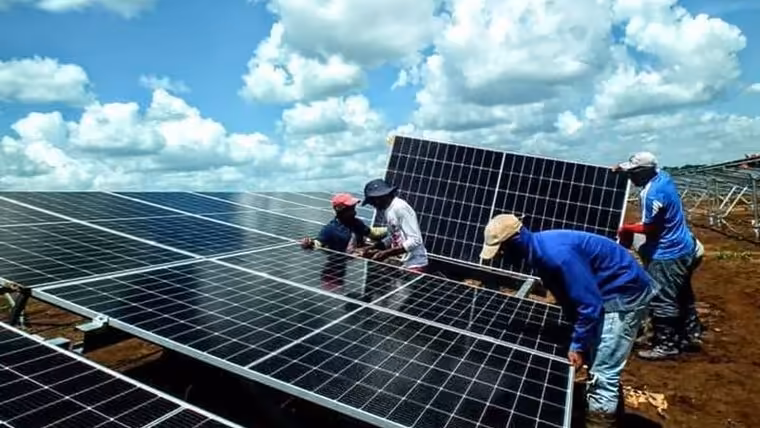 Cuba sigue construyendo parques solares, pero… ¿quién recibe la electricidad? Así viene el verano