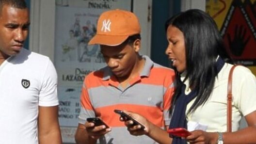 Después de criticarla, ahora la entienden: el giro de los universitarios sobre las medidas de ETECSA