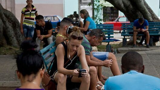 Oficialismo: cubanos tendrán que volver a parques wifi y a SMS tras «paquetazo» de ETECSA