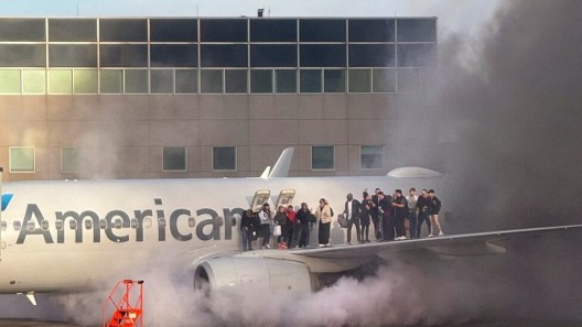 Evacuan avión de American Airlines en Denver por falla en el tren de aterrizaje