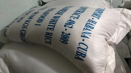 Detectan a dos administradores robando sacos de arroz y chícharos en bodegas de La Habana