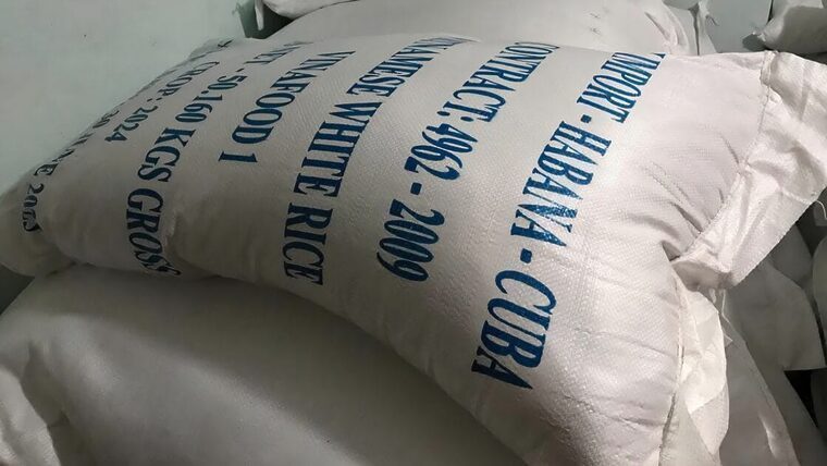 Detectan a dos administradores robando sacos de arroz y chícharos en bodegas de La Habana