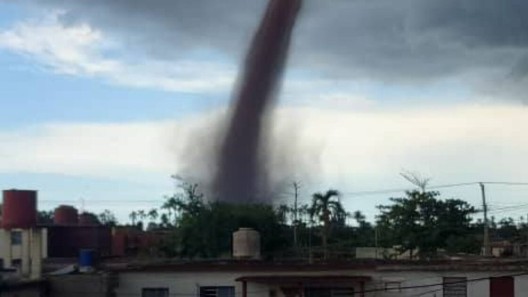 Impactante tornado sorprende al sur de Güira de Melena, Cuba