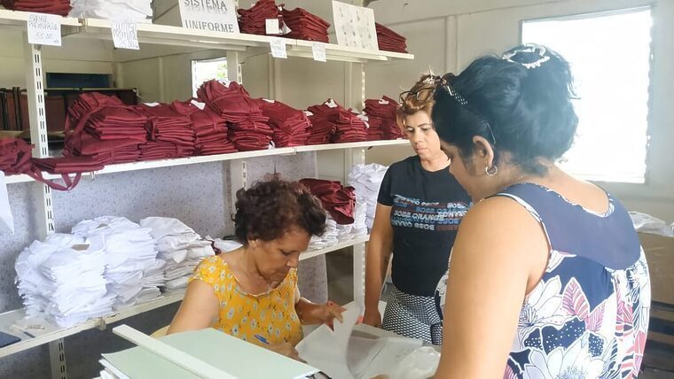 Continúa la venta de uniformes escolares del curso 2025-2026