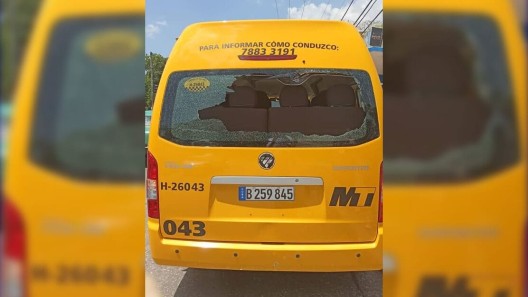 Detienen a mujer en La Habana por destrozos en microbús de Taxis Cuba